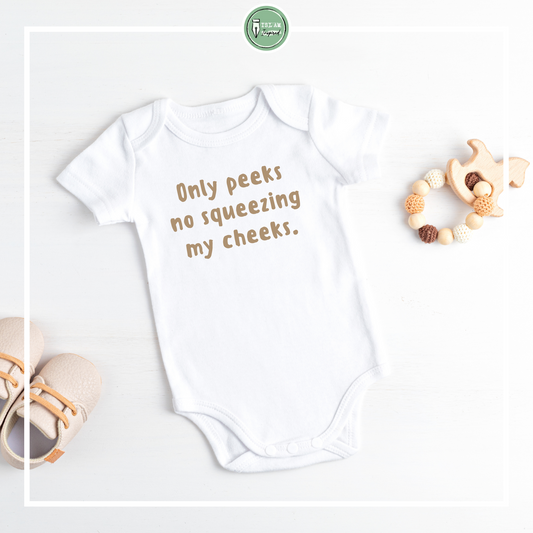 Rompertje 'Only peeks, no squeezing my cheeks'