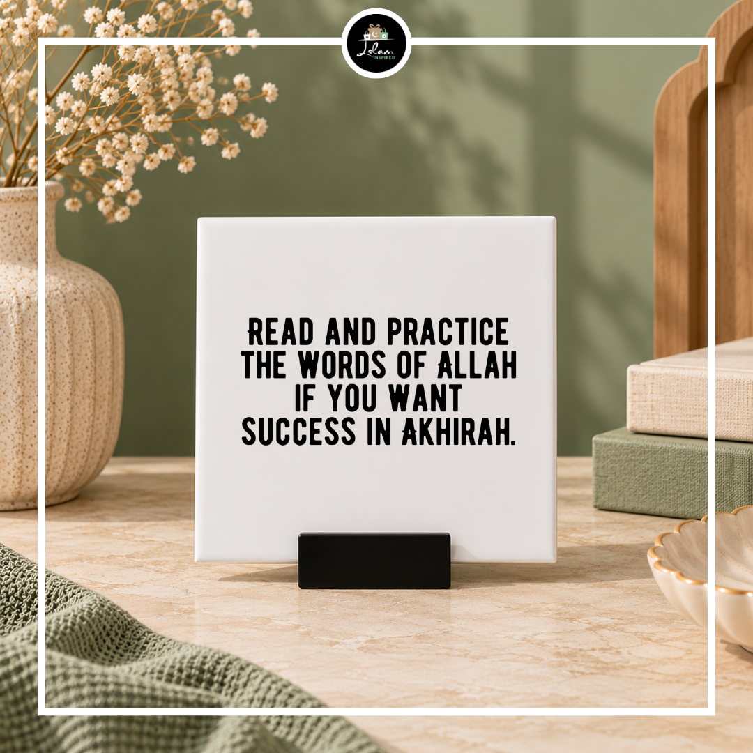 Islamitische decoratietegel 'Read and practice the words of Allah'