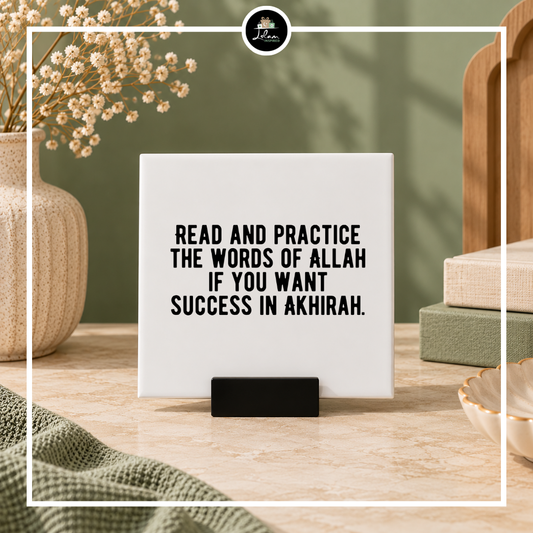 Islamitische decoratietegel 'Read and practice the words of Allah'